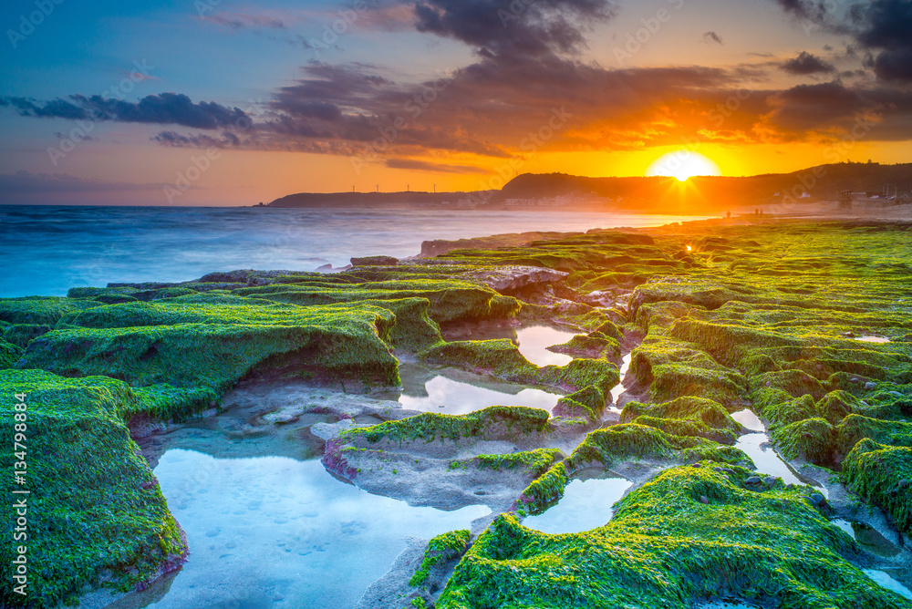 Fototapeta premium wschód słońca na zielonej rafie laomei, północne wybrzeże w tajpej
