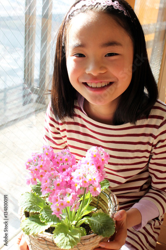 ピンクの花を持つ女の子
