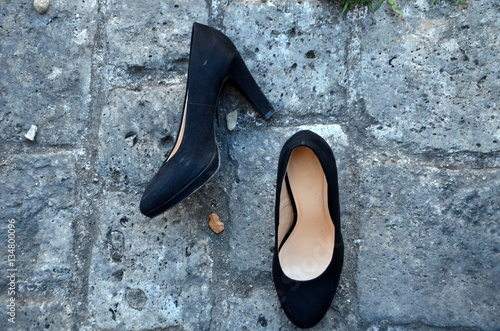 Foto black high heels on the ground