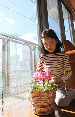 ピンクの花に水をあげる女の子