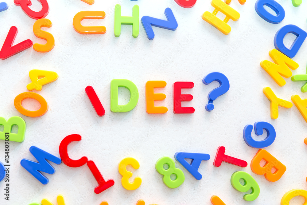 Wort Idee zwischen vielen bunten Buchstaben Wort Idee zwischen vielen bunten Buchstaben