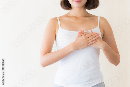 Naklejka 胸をおさえる女性