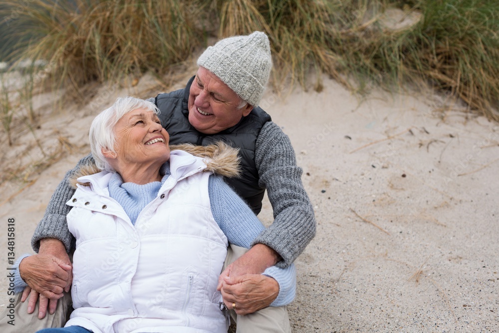 Obraz premium Senior couple sitting together on beach