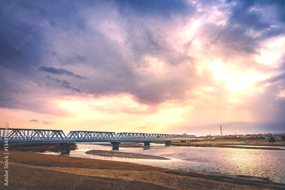 川に架かる鉄橋の夕景