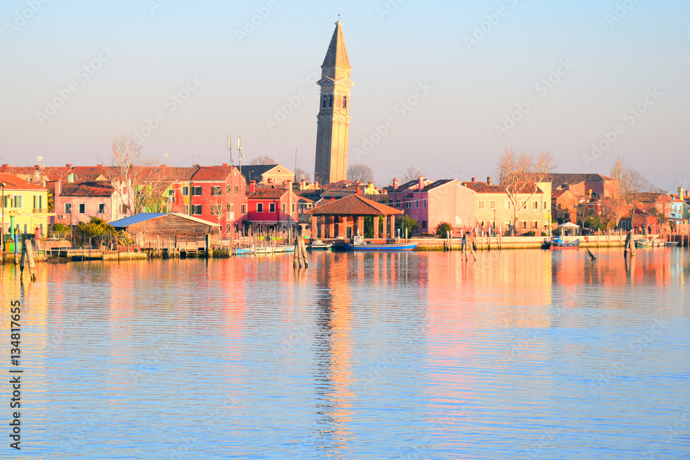 Burano,il campanile pendente si riflette sull'acqua della laguna