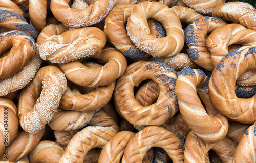 Fototapeta Tradycyjne krakowskie prezele z dodatkiem soli, maku i sezamu