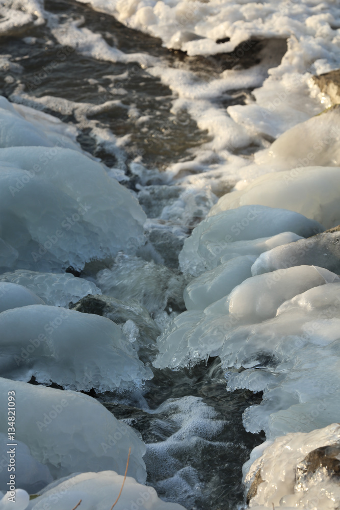 Vereister und zugefrorener Fluß