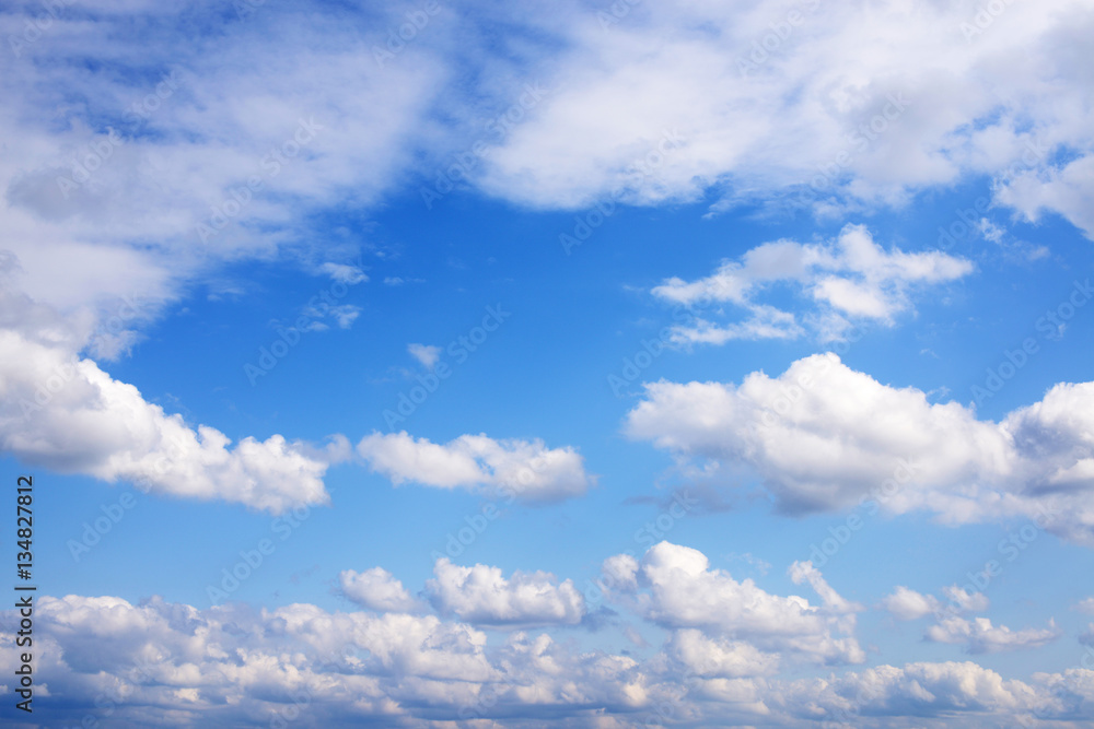 沖縄上空の青い空と流れる雲