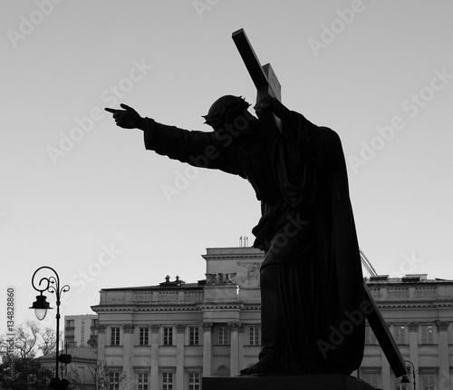 Fot. Konrad Filip Komarnicki / EAST NEWS Warszawa 19.11.2011 Figura Chrystusa przed kosciolem swietego Krzyza w Warszawie. #134828860