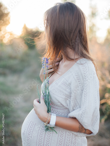 pregnant woman belly 