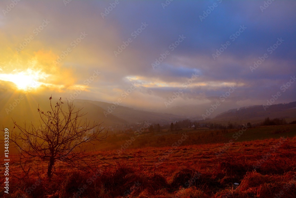 Sunrise in the Polish mountains. Fot. Konrad Filip Komarnicki / EAST NEWS Krynica - Zdroj 15.12.2015 Wschod slonca na krynickim wzgorzu. Sunrise in the Polish mountains. Fot. Konrad Filip Komarnicki / EAST NEWS Krynica - Zdroj 15.12.2015 Wschod slonca na krynickim wzgorzu.