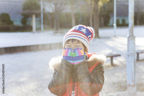 Obraz na płótnie 雪の公園で遊ぶ子供 w salonie
