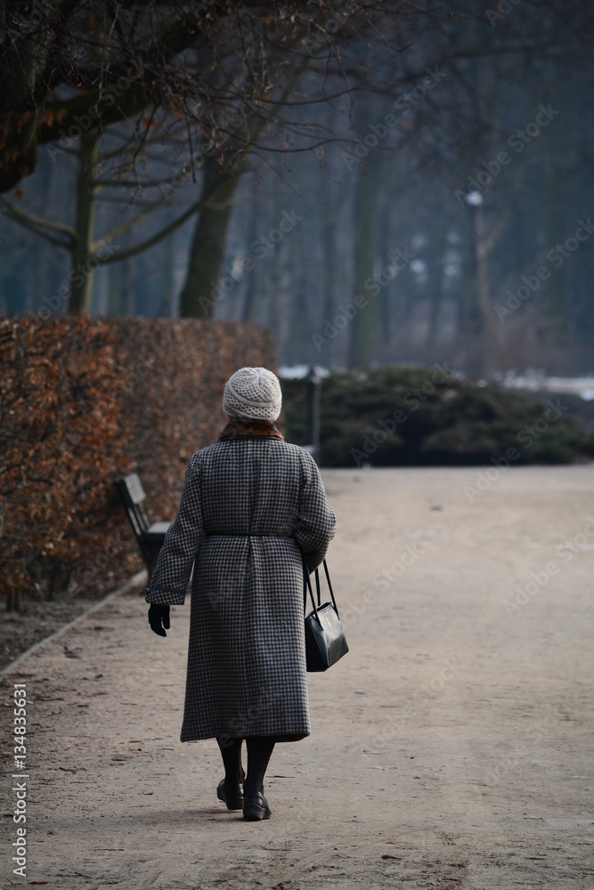 Older woman in Polish park, Warsaw. Fot. Konrad Filip Komarnicki / EAST NEWS Warszawa 02.02.2015 Starsza pani spacerujaca w Lazienkach Krolewskich. - obrazy, fototapety, plakaty 