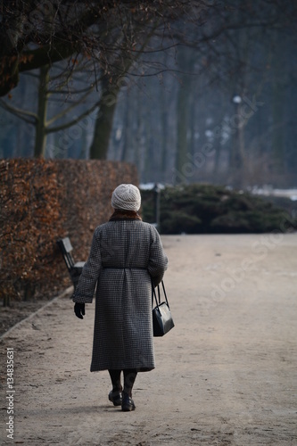 Older woman in Polish park, Warsaw. Fot. Konrad Filip Komarnicki / EAST NEWS Warszawa 02.02.2015 Starsza pani spacerujaca w Lazienkach Krolewskich.