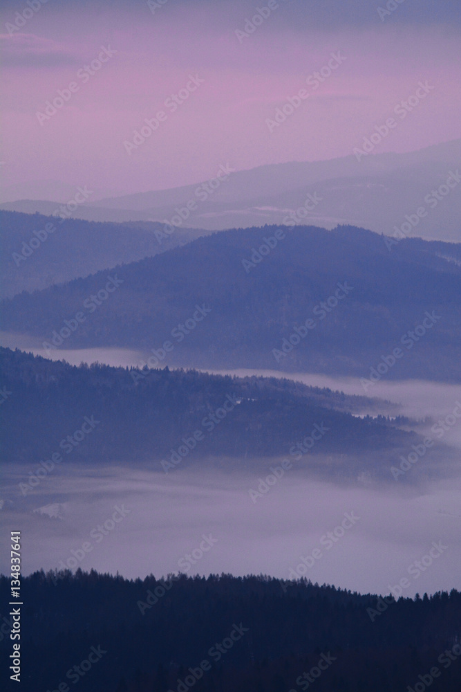 Fototapeta premium Sunrise in the Polish mountains. Fot. Konrad Filip Komarnicki / EAST NEWS Krynica - Zdroj 05.04.2015 Swit na Jaworzynie Krynickiej.