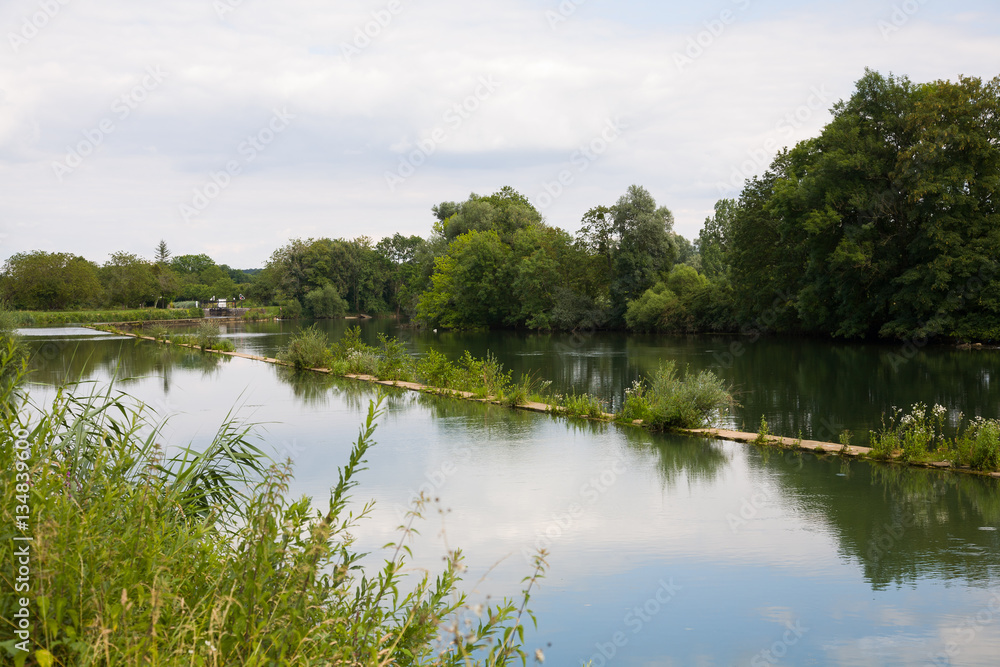 Fototapeta premium Flusslandschaft in Frankreich / Le Doubs