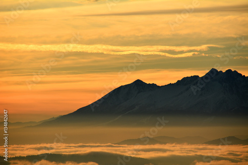 Sunset in the Polish mountains. Fot. Konrad Filip Komarnicki / EAST NEWS Krynica - Zdroj 11.12.2015 Zachod slonca na Jaworzynie Krynickiej.