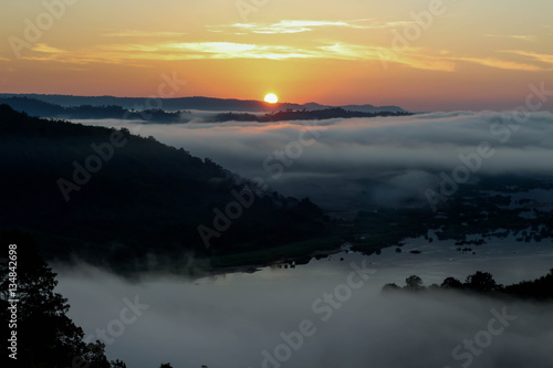 Mist in sunrise © Chatsikan