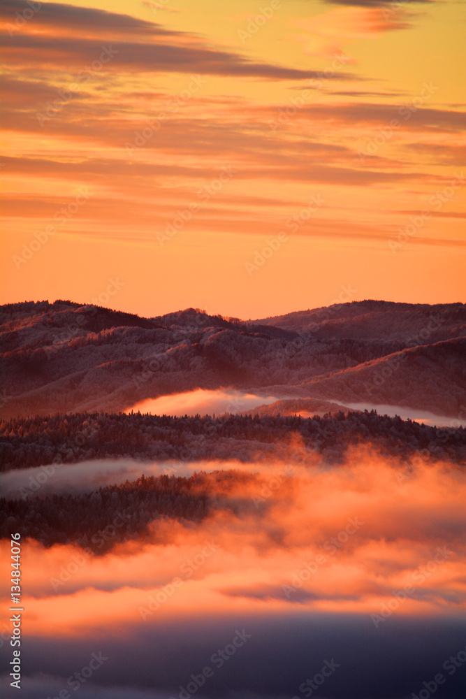 Sunrise in the Polish Mountains. Fot. Konrad Filip Komarnicki / EAST NEWS Krynica - Zdroj 08.01.2016 Wschod slonca na Jaworzynie Krynickiej.