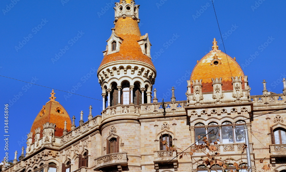 Naklejka premium Historische Fassade mit schönem Turm in Paseo de Gracia