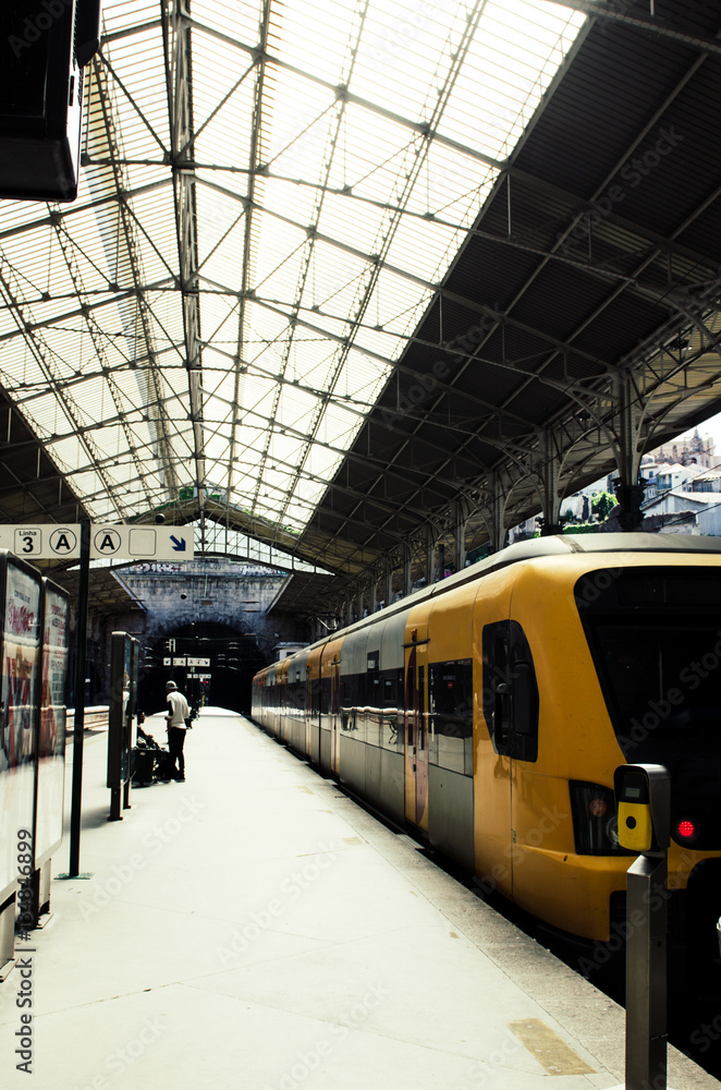 Obraz premium Yellow and black train stop at railway station