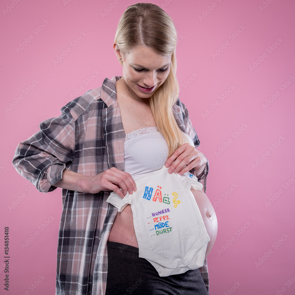 Lustiger Strampler auf Babybauch mit Spruch StockFoto Adobe Stock