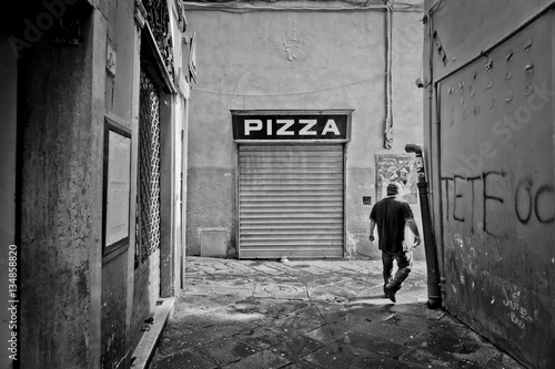 Fototapeta Naklejka Na Ścianę i Meble -  Pizza - Gasse in Pisa