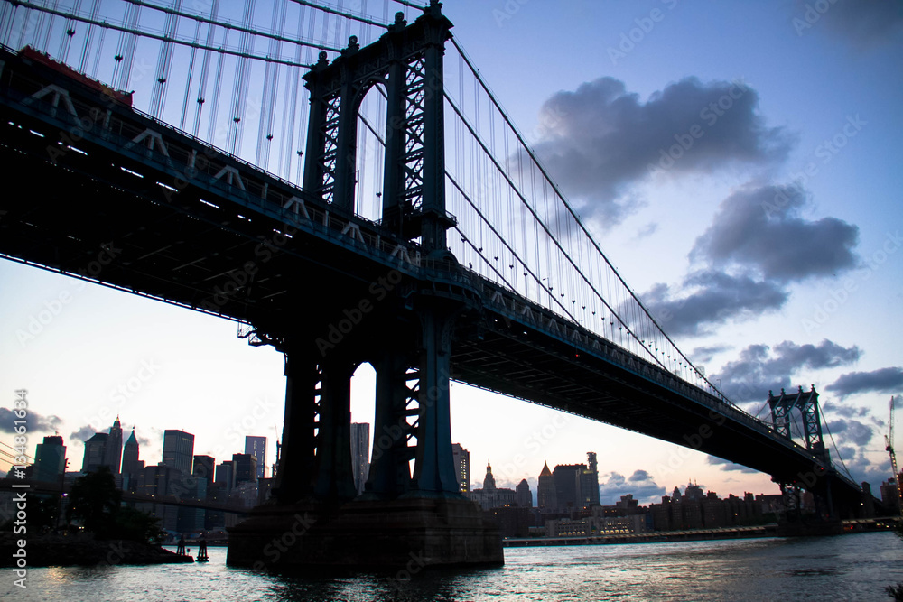Fototapeta premium Manhattan bridge in silhouette in evening