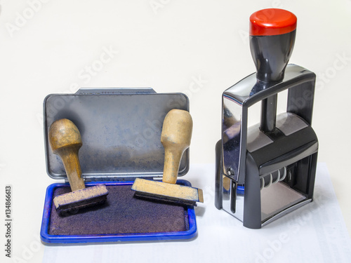 Sellos y tampón de tinta sobre fondo blanco