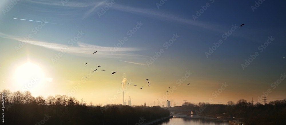 Blick über den Rhein-Herne-Kanal zum Kraftwerk und Kanalbrücke Blick über den Rhein-Herne-Kanal zum Kraftwerk und Kanalbrücke