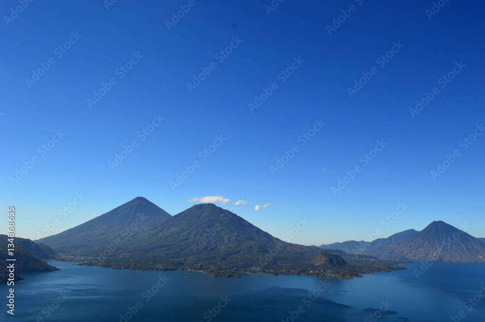 Hermosa vista aérea del Atitlán uno de los lagos más hermosos del mundo  se encuentra en Sololá departamento de Guatemala