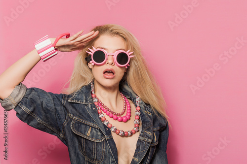 Murais de parede Barbie pop girl wearing odd accessories and doing the salute