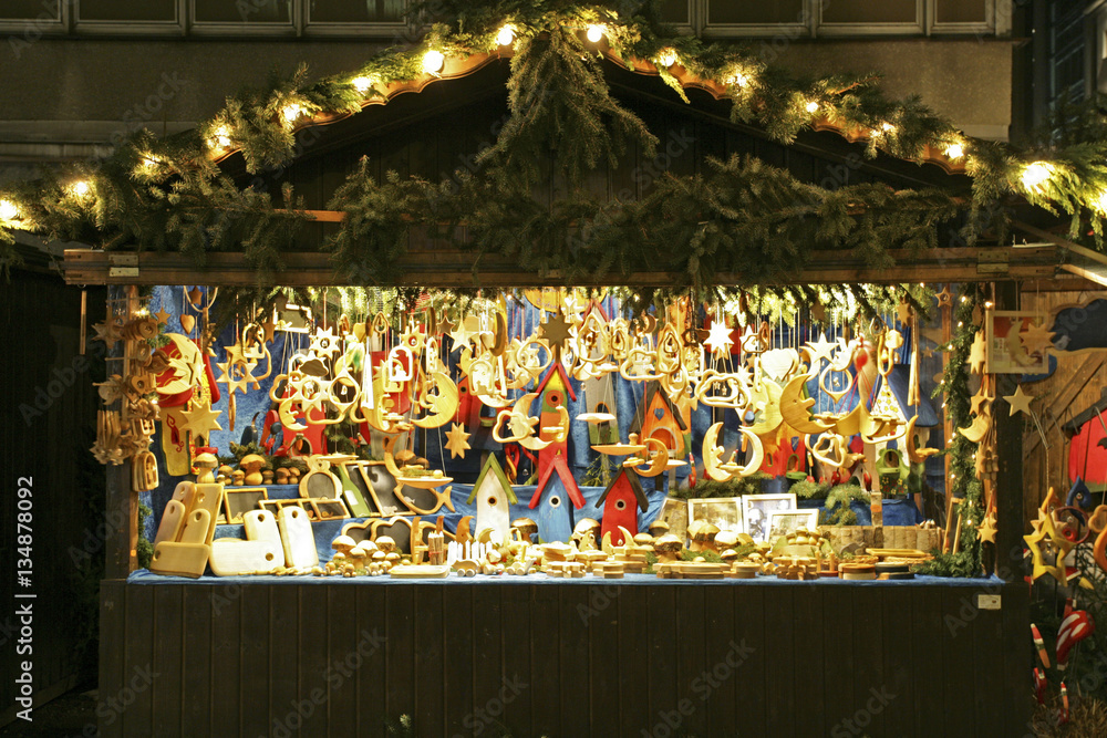 Weihnachtlich beleuchteter Verkaufssatnd auf dem Weihnachtsmarkt in Leipzig, Sachsen, Deutschland, Europa