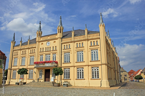 Bützow: Rathaus im Neotudorstil (1849, Mecklenburg)