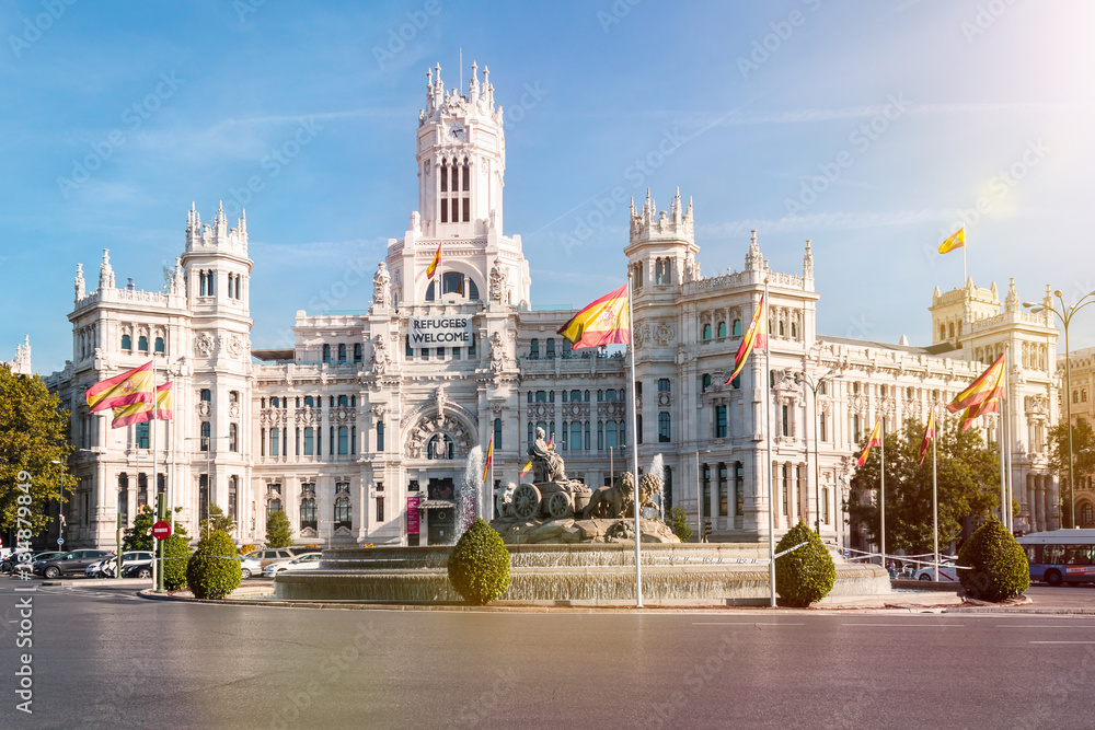 Obraz premium Plaza de Cibeles z fontanną i pałacem Cibeles w Madrycie, stolicy Hiszpanii.