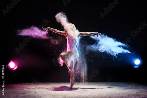 Obraz Dziewczyna w koloru pyłu chmurze pozuje w studiu