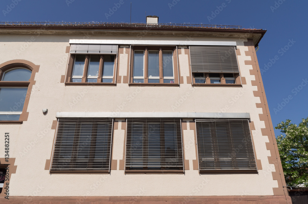 Modernisierte Fenster eines alten Hauses