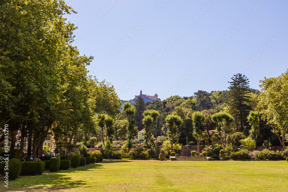 Palais national de Pena vue du jardin du Tivoli Seteais Palace, ville de Sintra, Région de Lisbonne, Portugal 