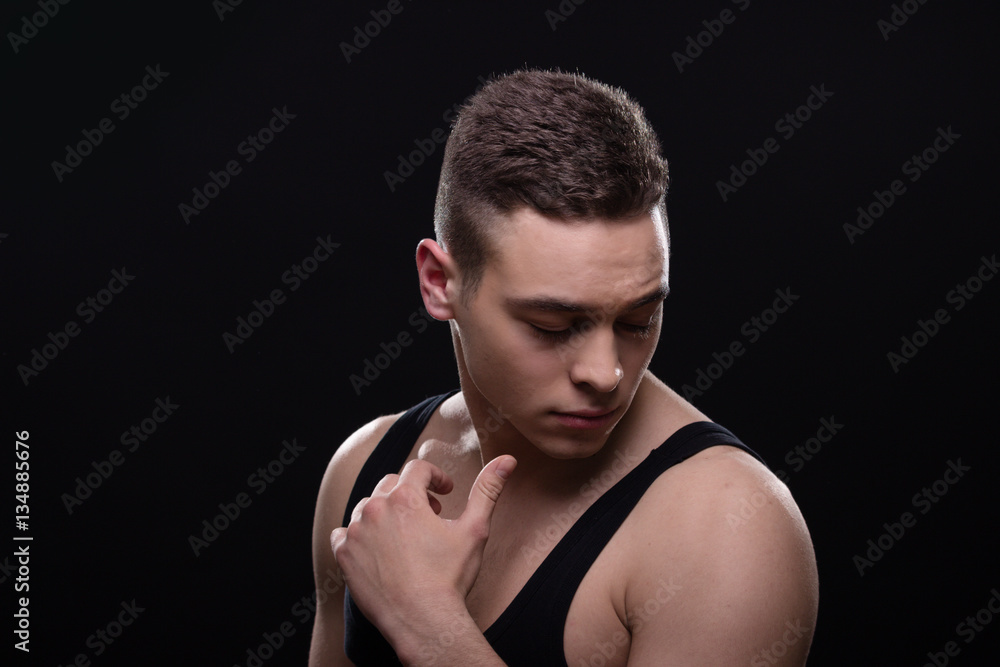 Obraz premium muscular model posing hand head face, broad shoulders