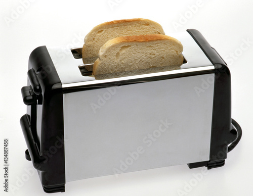 Toaster mit frischem Toastbrot