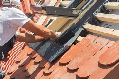 Bilde på lerret Roofer installs a skylight on the new roof
