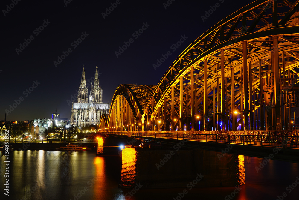 Fototapeta premium Golden Bridge
