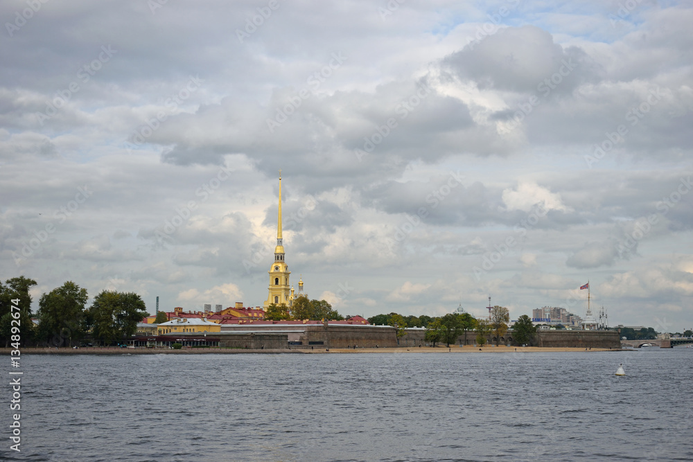 Obraz premium Peter and Paul fortress and the Neva river under the beautiful g