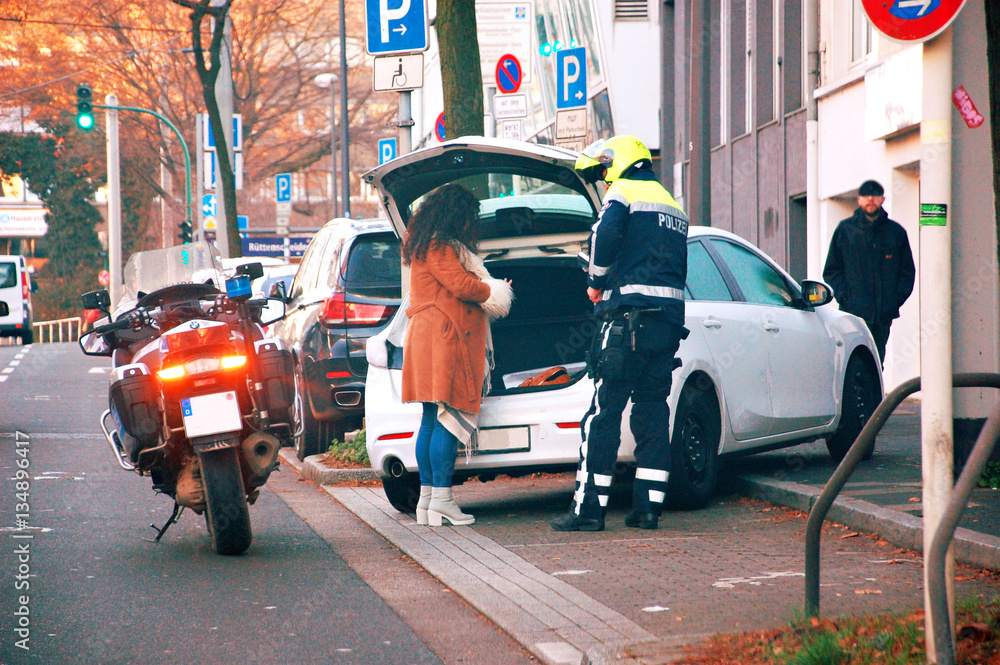 Polizeikontrolle in der Innenstadt StockFoto Adobe Stock