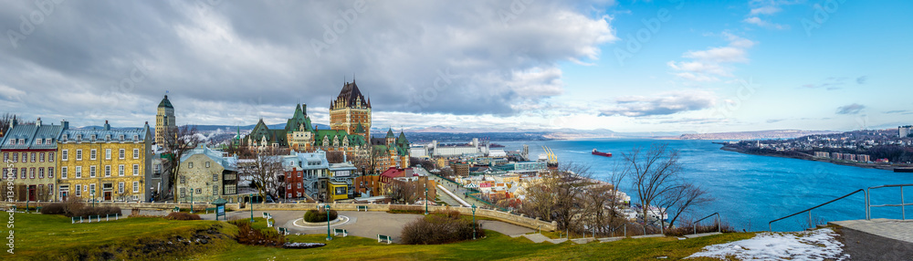 Obraz premium Panoramiczny widok na panoramę miasta Quebec z Chateau Frontenac i rzeką Świętego Wawrzyńca - Quebec City, Quebec, Kanada
