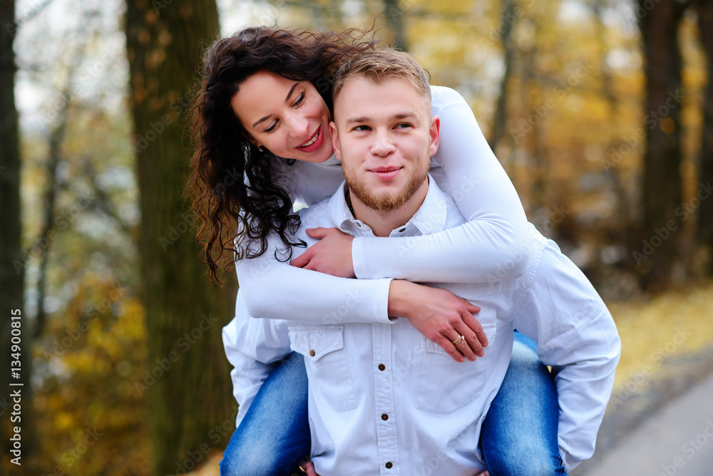 Obraz premium Lovers walking hand in hand in autumn park