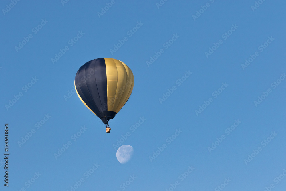 Fototapeta premium Ballonflug zum Mond
