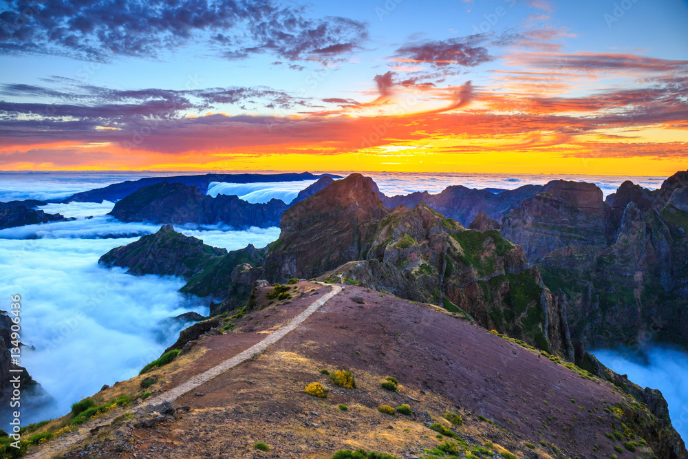 Fototapeta premium piękny zachód słońca nad górami, Madera, Portugalia