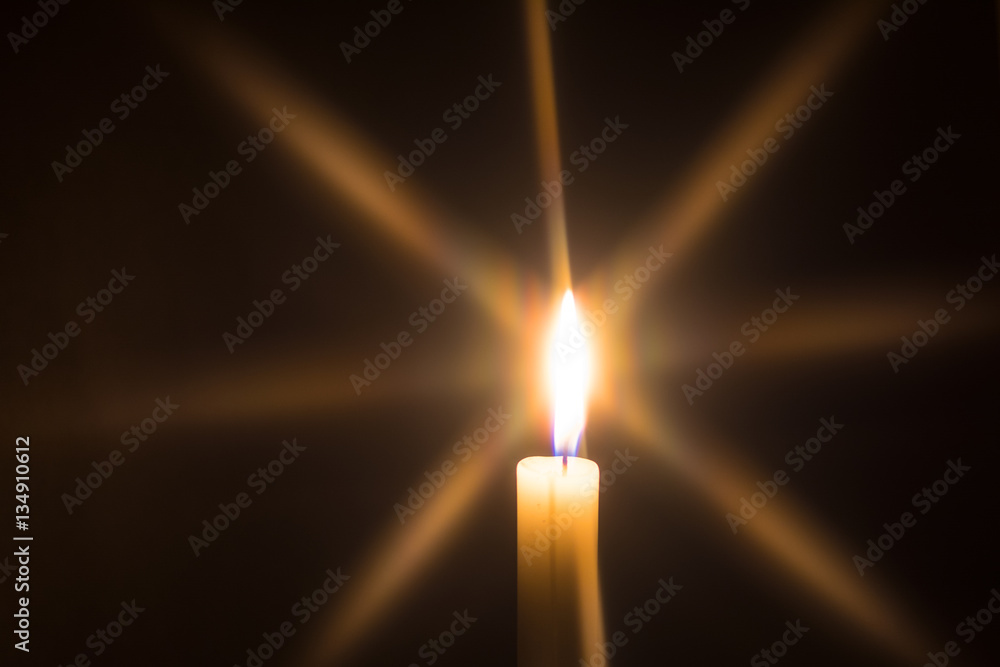 Fototapeta premium candle and candlelight with black background