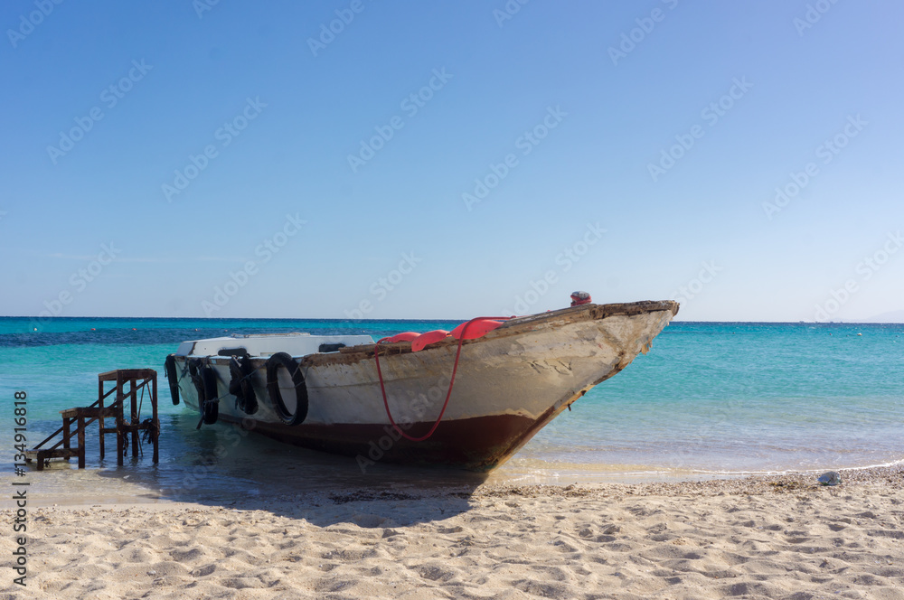 Obraz premium A boat moored to the shore. Beautiful view from the Paradise Island near Hurghada to Red Sea